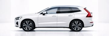 Kalkulator GAP online Volvo w kolorze Crystal White Pearl w jasnym, minimalistycznym studiu z lekko połyskującą podłogą